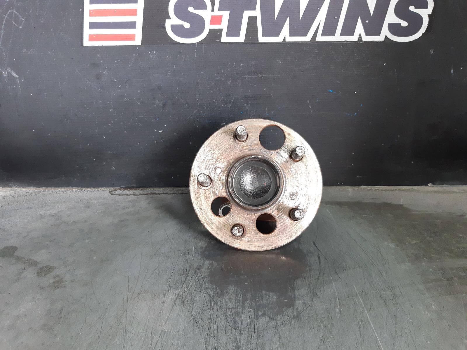 Used auto part listing image: 2007 TOYOTA COROLLA LEFT REAR HUB ASSEMBLY ZRE152/153R, ABS TYPE, 03/07-10/13 0000358243