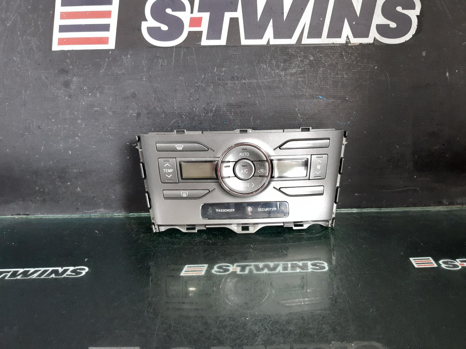 Used auto part listing image: 2007 TOYOTA COROLLA HEATER AC CONTROLS ZRE152R, CLIMATE CONTROL TYPE, HATCH, 03/07-09/12 0000358245