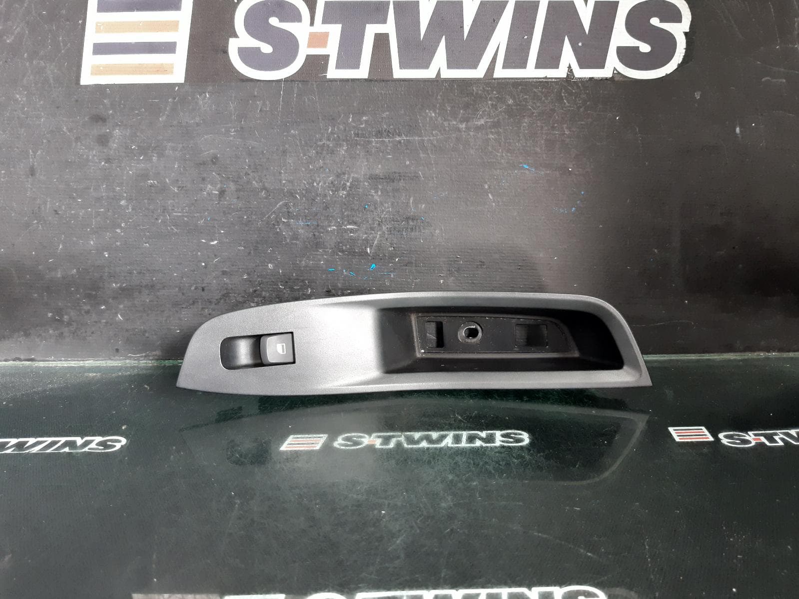 Used auto part listing image: 2023 MG ZS PWR DR WIND SWITCH LH REAR, AZS1, 09/17- 0000358301