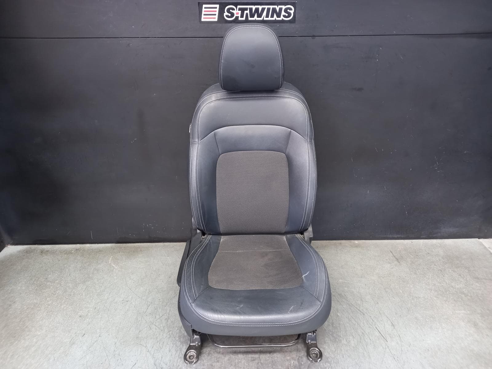Used auto part listing image: 2015 KIA SPORTAGE FRONT SEAT RH FRONT, SL, CLOTH/LEATHER, Si PREMIUM TYPE, 05/14-10/15 0000360340