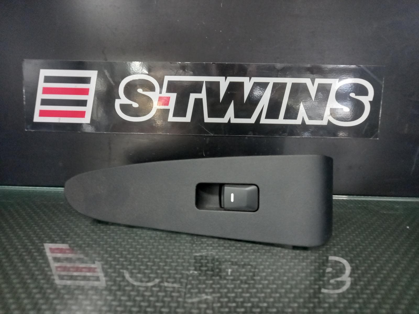 Used auto part listing image: 2015 KIA SPORTAGE PWR DR WIND SWITCH LH REAR/RH REAR, NON HEATED SEAT BUTTON TYPE, SL, 06/13-10/15 0000360534