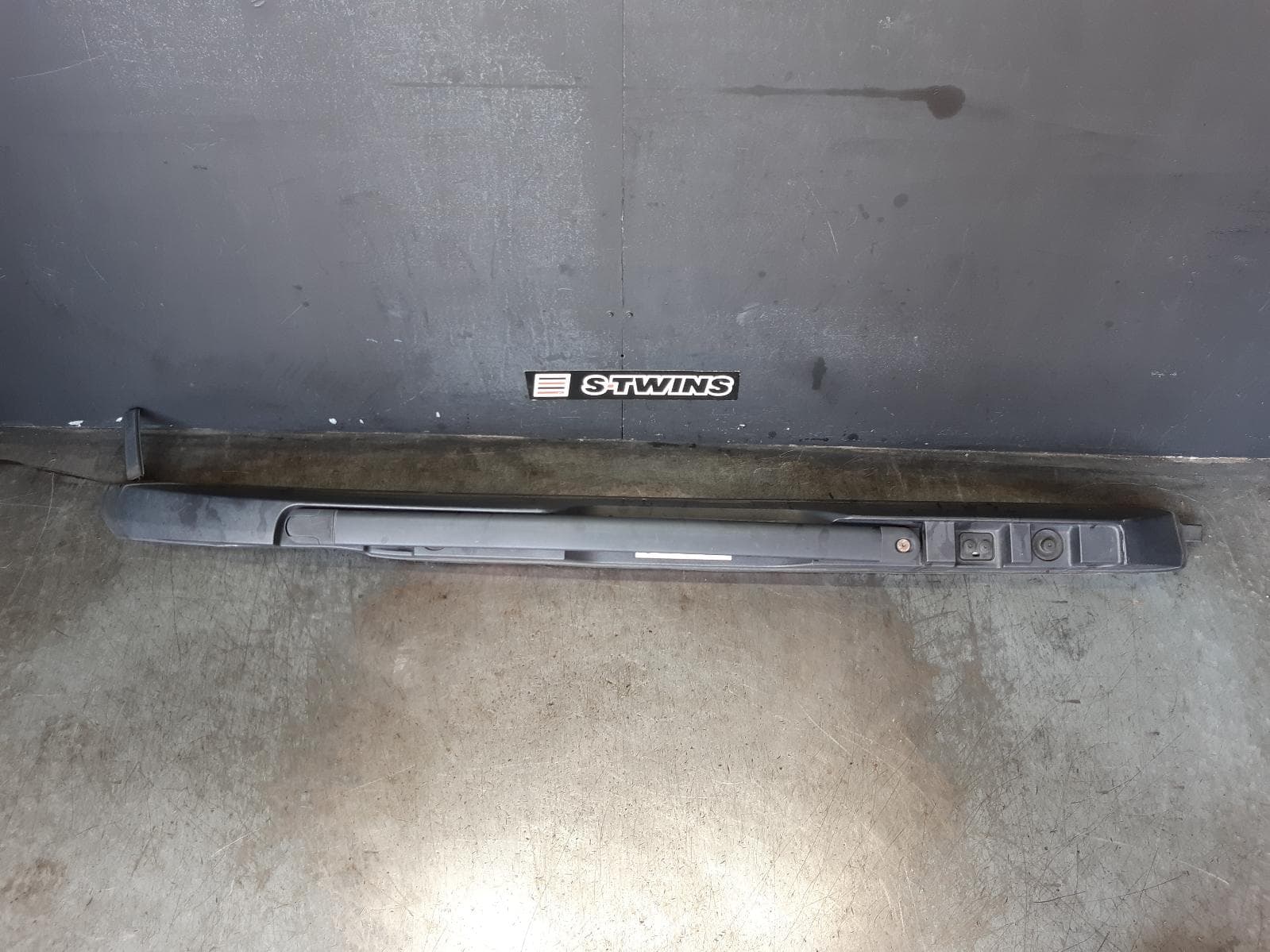 Used auto part listing image: 2018 SUBARU OUTBACK ROOF RACK BARS ROOF RAIL (RH SIDE), BLACK TYPE, 6TH GEN, 08/14-12/20 0000329379