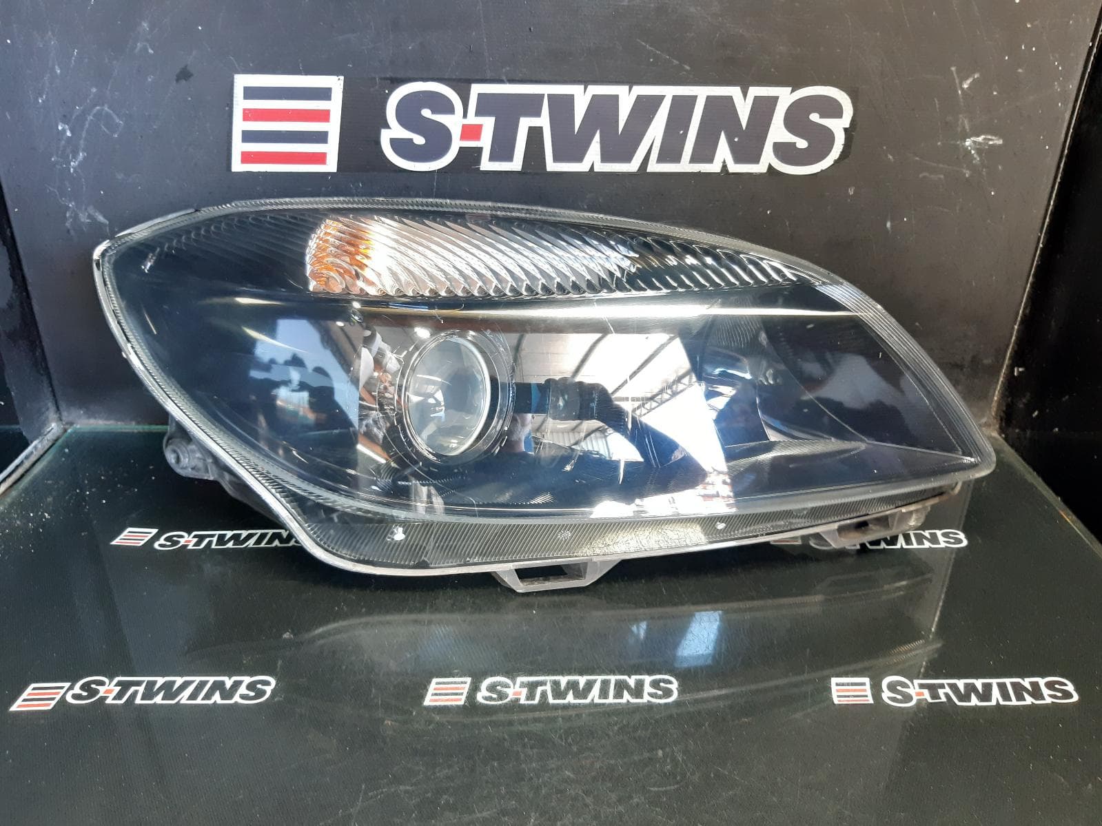 Used auto part listing image: 2013 SKODA FABIA RIGHT HEADLAMP 5JF, 77TSI MONTE CARLO, W/ BLACK INSERT, 08/11-07/15 0000358871