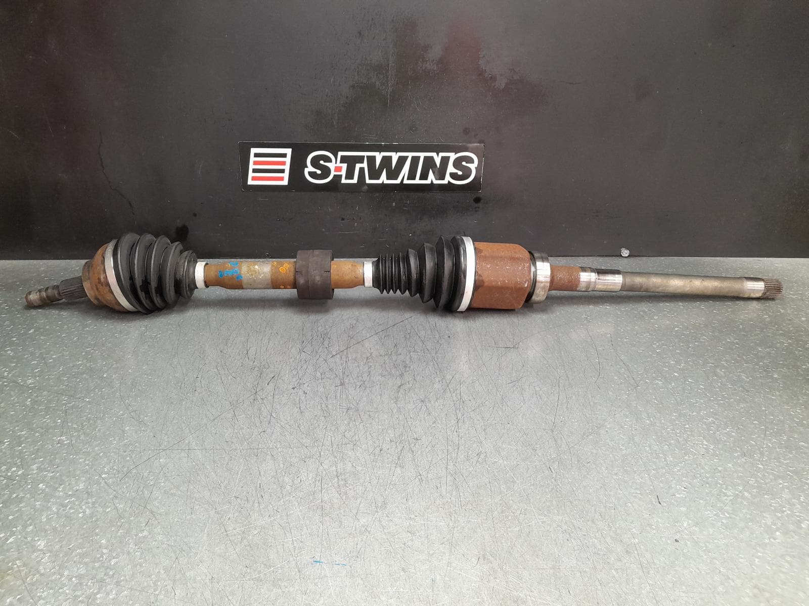 Used auto part listing image: 2014 FORD KUGA RIGHT DRIVESHAFT FRONT, AUTO T/M, DIESEL, TF, 11/12-11/14 0000360501