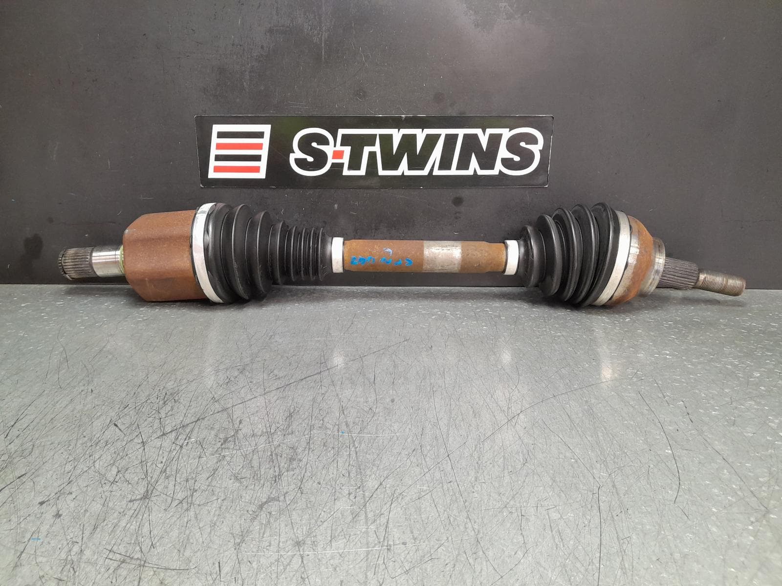 Used auto part listing image: 2014 FORD KUGA LEFT DRIVESHAFT FRONT, AUTO T/M, DIESEL, TF, 11/12-11/14 0000360502