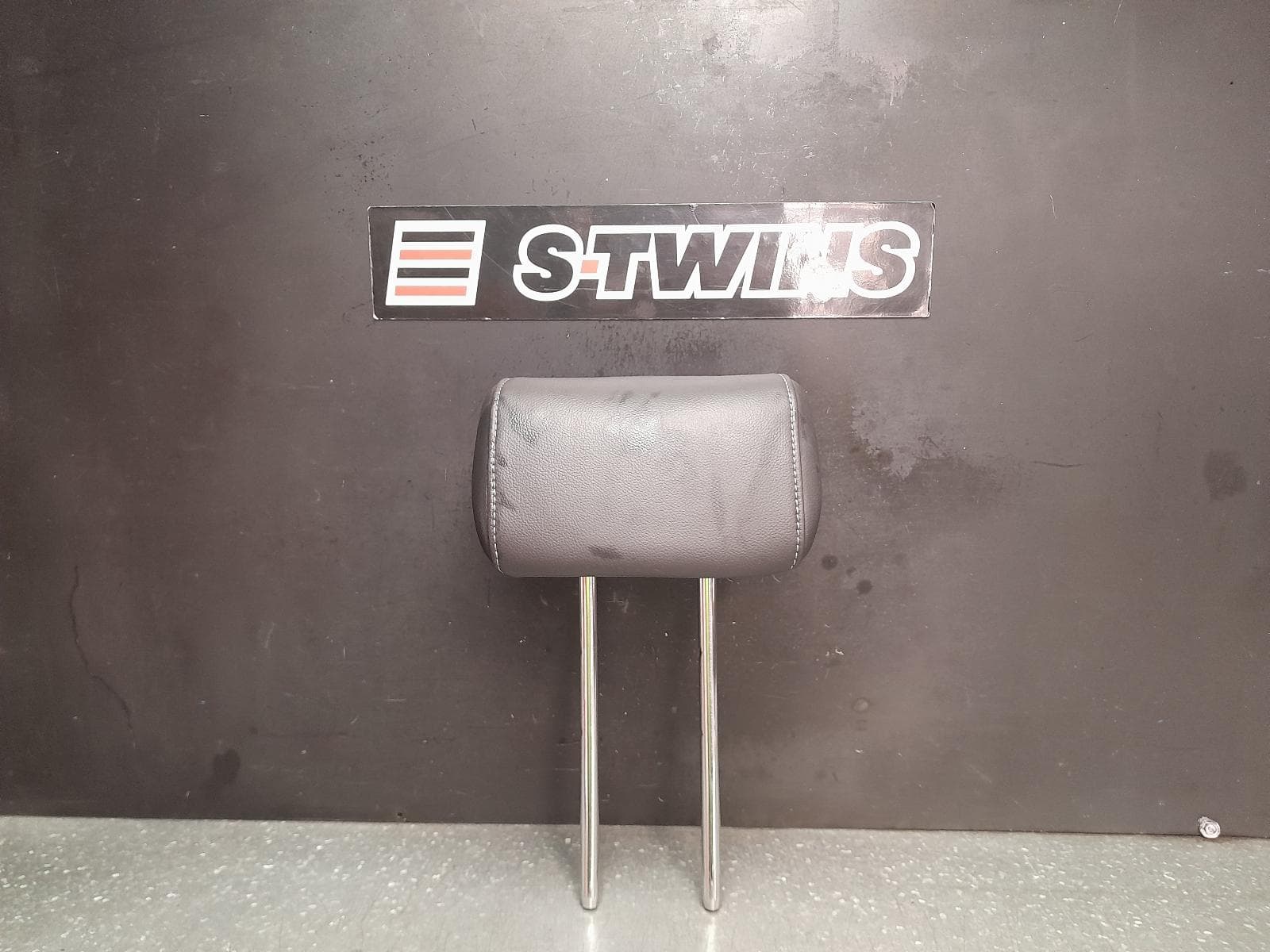 Used auto part listing image: 2014 FORD KUGA HEADREST CENTRE REAR, TF, LEATHER, 11/12-09/16 0000360504