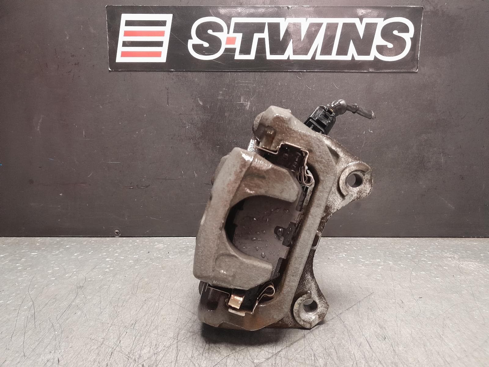 Used auto part listing image: 2017 MAZDA CX5 CALIPER RH REAR, KF, 02/17- (AUS ONLY) 0000359849