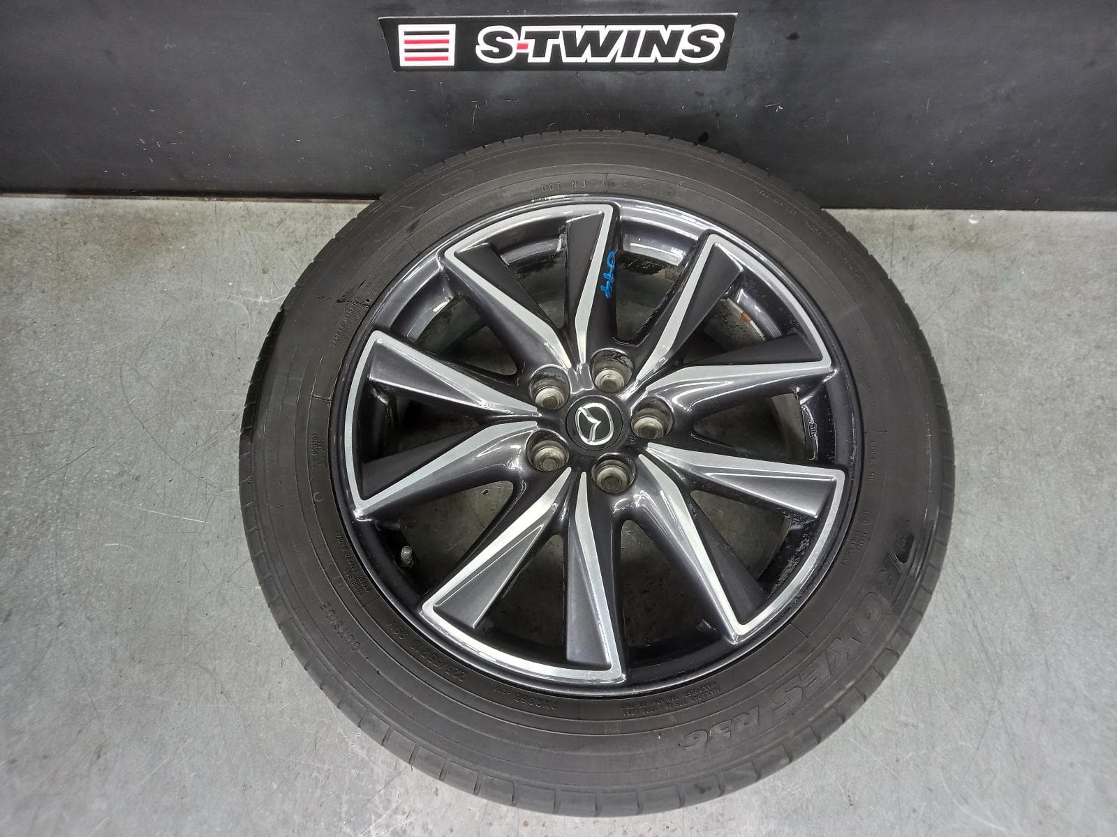 Used auto part listing image: 2017 MAZDA CX5 WHEEL MAG FACTORY, 19X7IN, 5 V SPOKE, BI-COLOUR, KF, 02/17- 0000359690