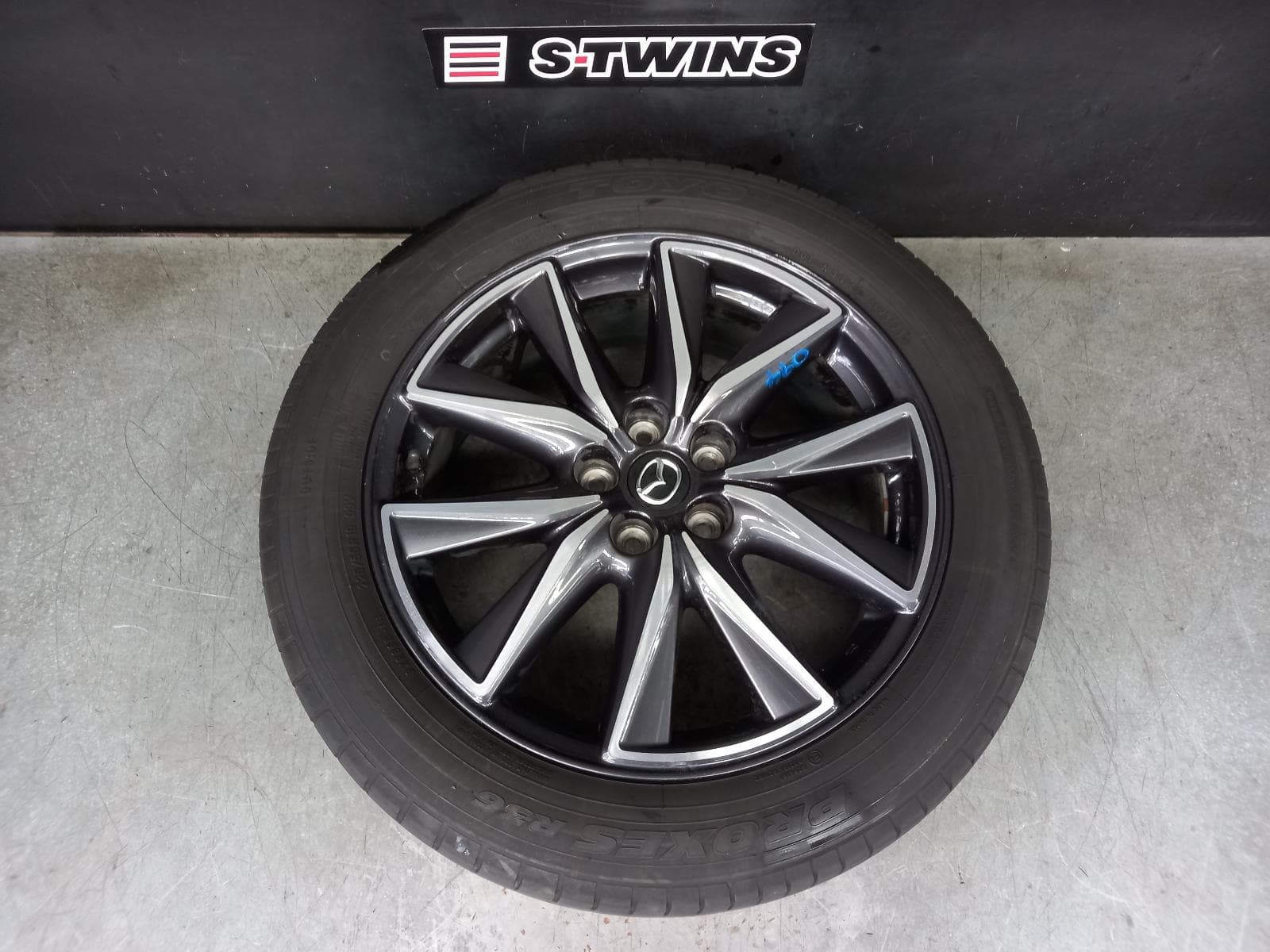 Used auto part listing image: 2017 MAZDA CX5 WHEEL MAG FACTORY, 19X7IN, 5 V SPOKE, BI-COLOUR, KF, 02/17- 0000359691