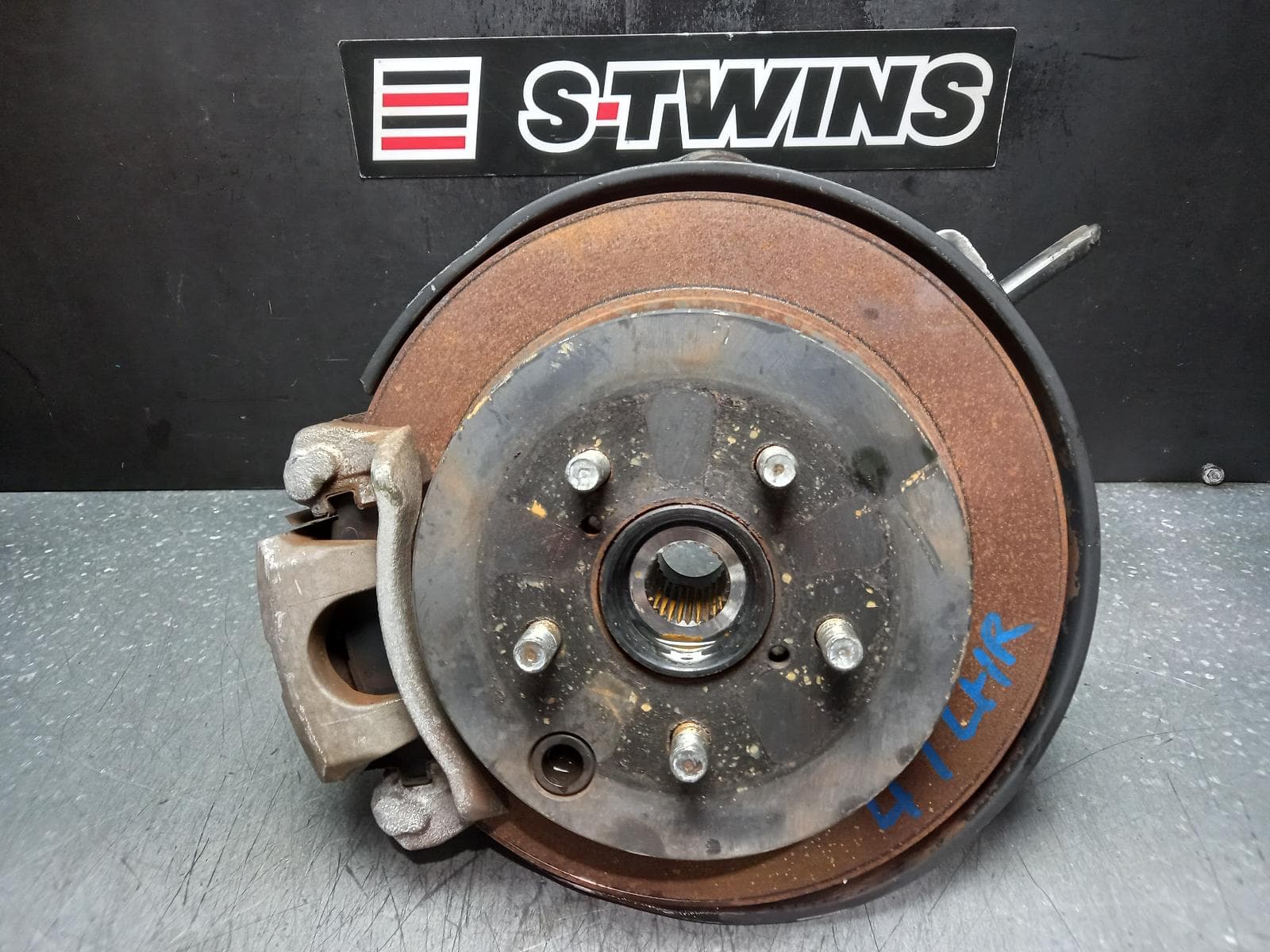 Used auto part listing image: 2013 SUBARU XV LEFT REAR HUB ASSEMBLY G4X, 08/11-04/17 0000360708