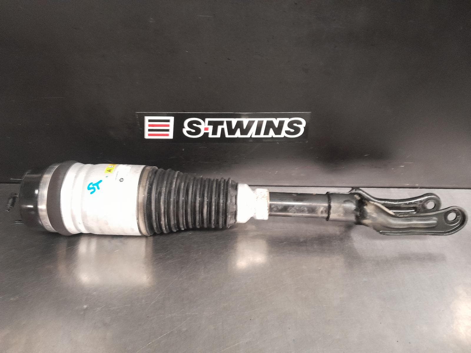 Used auto part listing image: 2014 JEEP GRANDCHEROKEE LEFT FRONT STRUT WK, AIR ADJUSTABLE TYPE, 04/13-09/16 0000271485