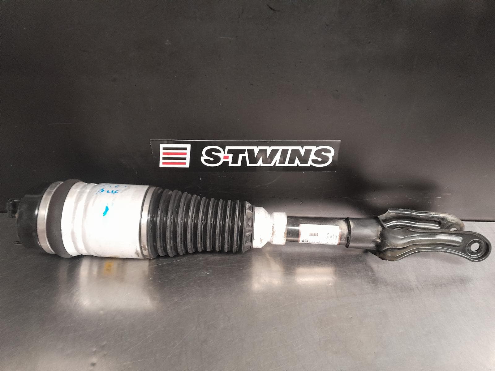 Used auto part listing image: 2014 JEEP GRANDCHEROKEE RIGHT FRONT STRUT WK, AIR ADJUSTABLE TYPE, 04/13-09/16 0000271486