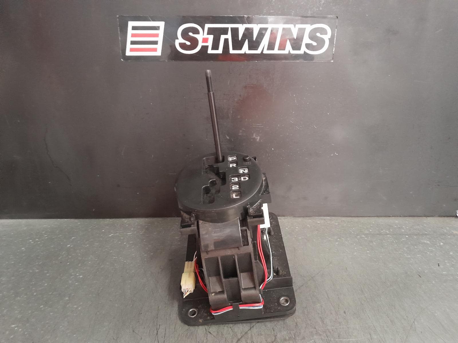 Used auto part listing image: 2018 SUZUKI VITARA GEAR STICK SHIFTER GEAR SHIFTER, AUTO T/M TYPE, GRAND VITARA, JT, BLACK/SILVER TYPE, 08/08-12/18 0000359542