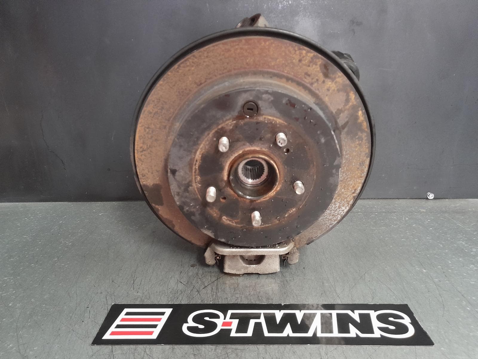 Used auto part listing image: 2018 SUZUKI VITARA LEFT REAR HUB ASSEMBLY GRAND VITARA, JB-JT, DISC BRAKE TYPE, ABS TYPE, 04/05-12/18 0000359550