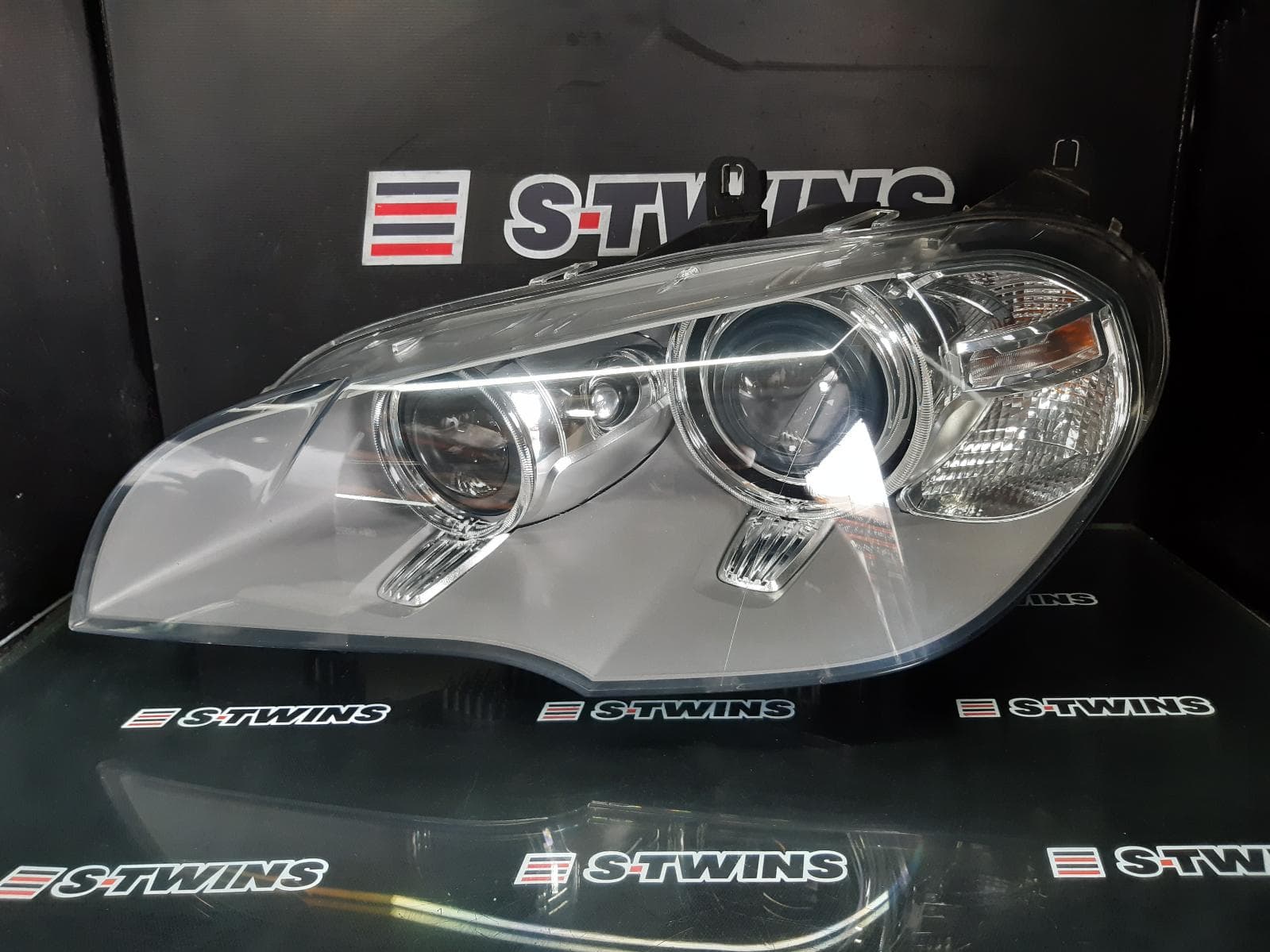 Used auto part listing image: 2012 BMW X5 LEFT HEADLAMP E70, XENON, NON ADAPTIVE TYPE, 04/10-06/13 0000235430