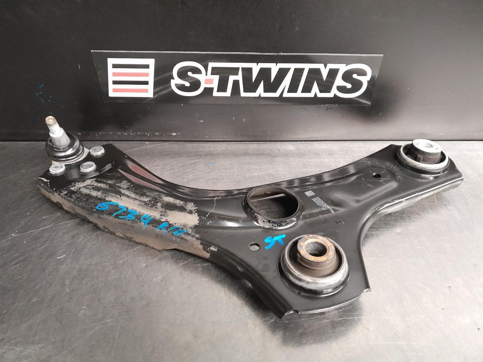 Used auto part listing image: 2021 NISSAN JUKE RIGHT FRONT LOWER CONTROL ARM F16, 03/20- 0000255462