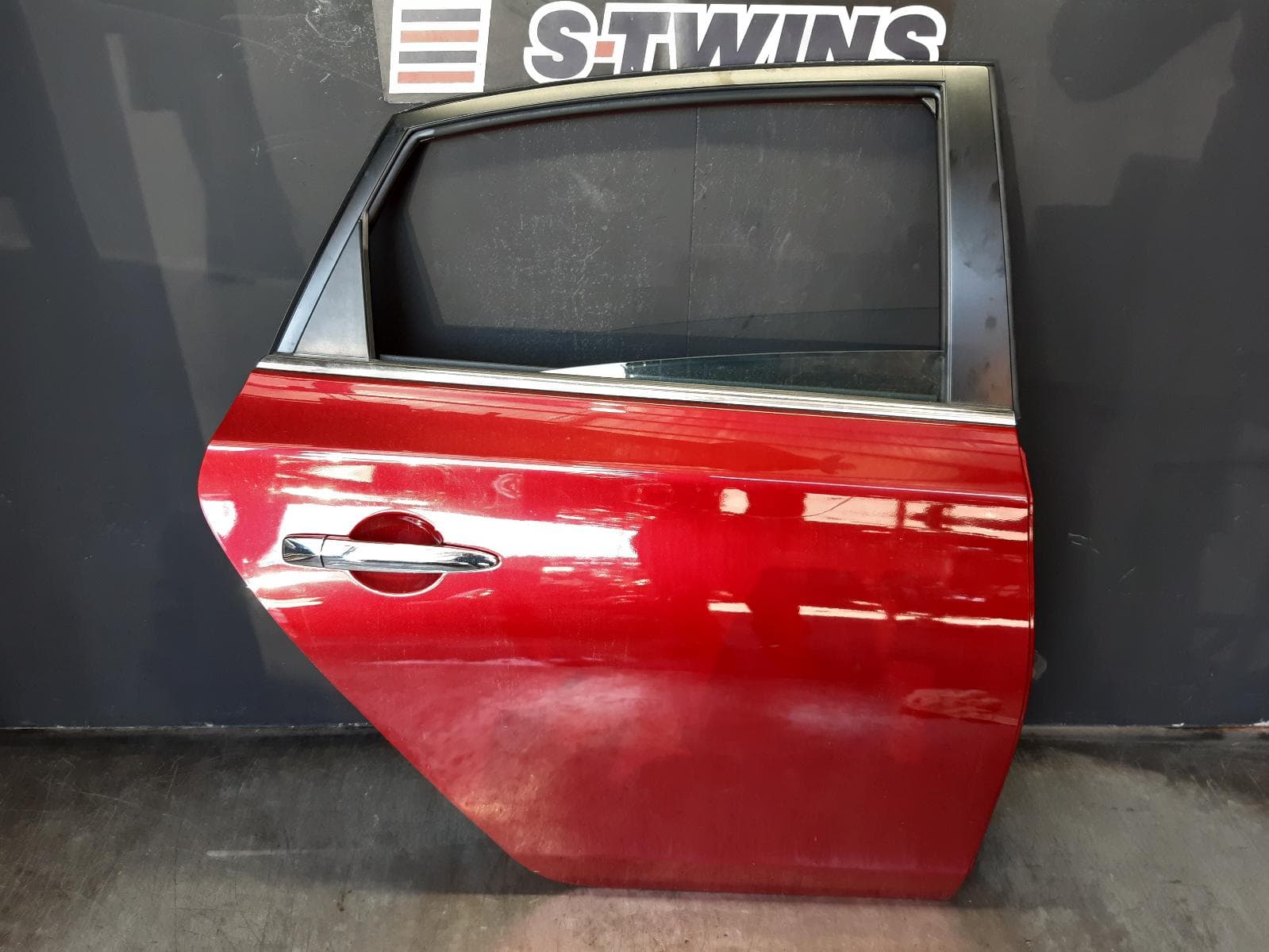 Used auto part listing image: 2014 NISSAN PULSAR RIGHT REAR DOOR SLIDING B17, SEDAN, 12/12-12/17 0000359084
