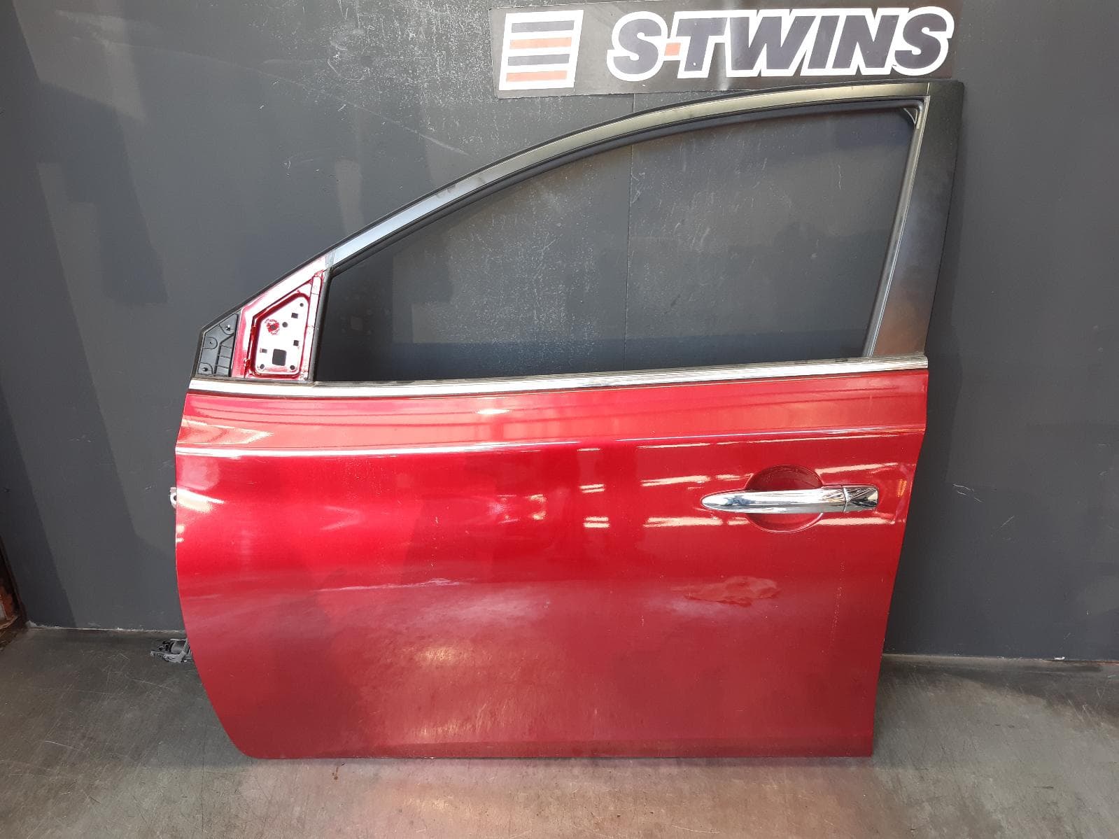 Used auto part listing image: 2014 NISSAN PULSAR LEFT FRONT DOOR C12, HATCH, 05/13-12/16 0000359085