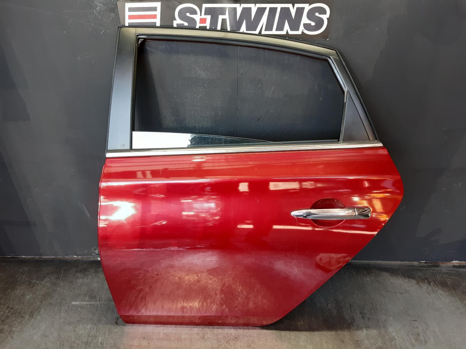 Used auto part listing image: 2014 NISSAN PULSAR LEFT REAR DOOR SLIDING B17, SEDAN, 12/12-12/17 0000359083