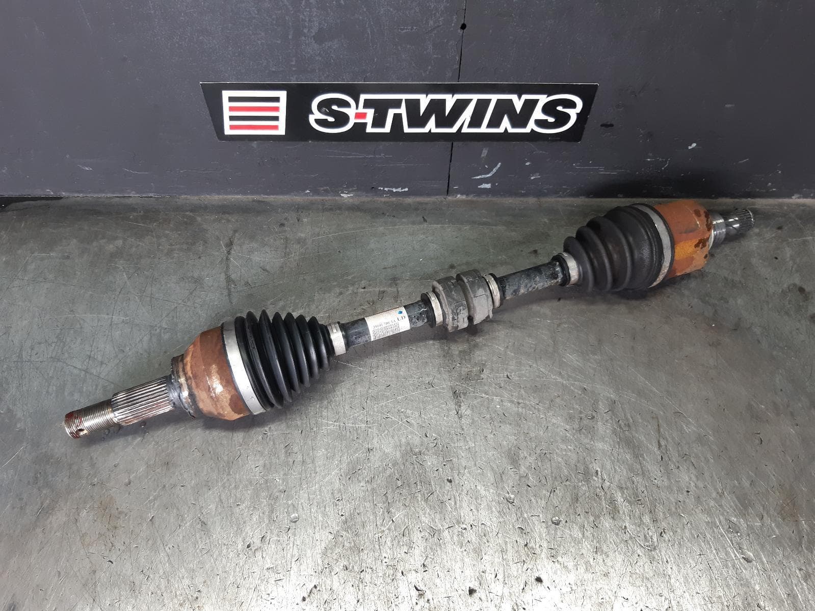 Used auto part listing image: 2014 NISSAN PULSAR LEFT DRIVESHAFT AUTO T/M, 1.8, B17/C12, 12/12-12/17 0000359359