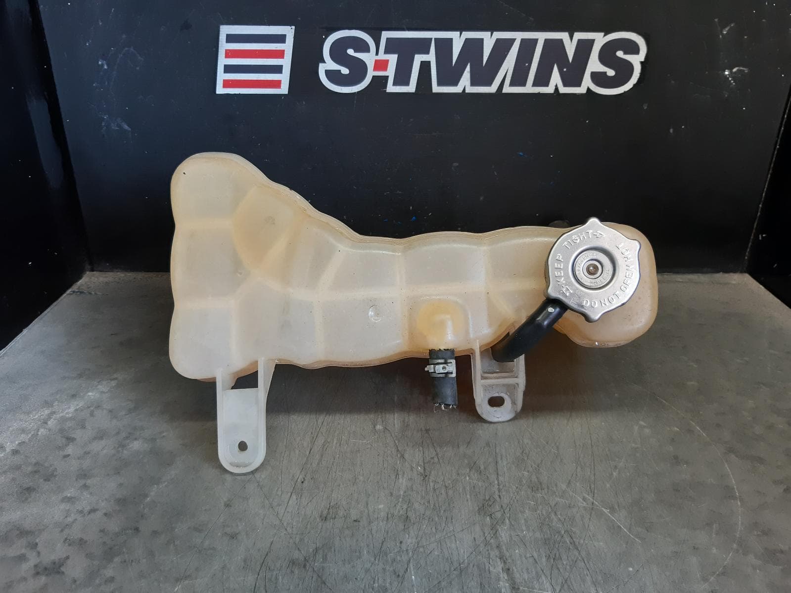 Used auto part listing image: 2013 CHRYSLER 300C OVERFLOW BOTTLE DIESEL, 3.0, LX, 12/11-12/14 0000359503