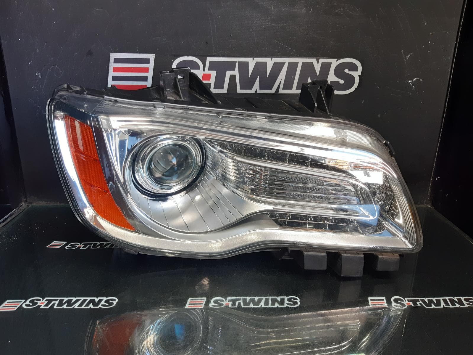 Used auto part listing image: 2013 CHRYSLER 300C RIGHT HEADLAMP LX2, XENON, W/ CHROME BEZEL TYPE, 12/11-12/14 0000359222
