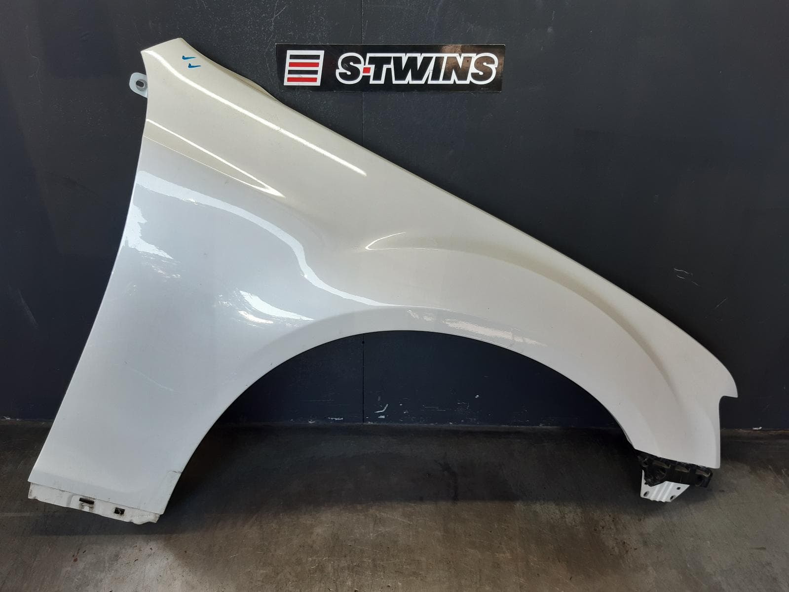 Used auto part listing image: 2013 CHRYSLER 300C RIGHT GUARD LX2, NON FLARE TYPE, 12/11-12/21 0000359093