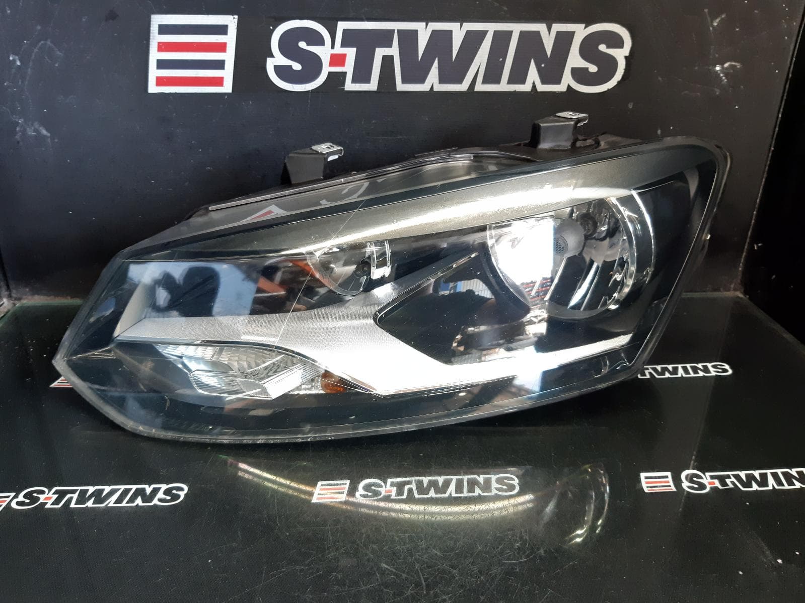 Used auto part listing image: 2012 VOLKSWAGEN POLO LEFT HEADLAMP 6R, COMFORTLINE/GTi, HALOGEN TYPE, 05/10-05/14 0000359135