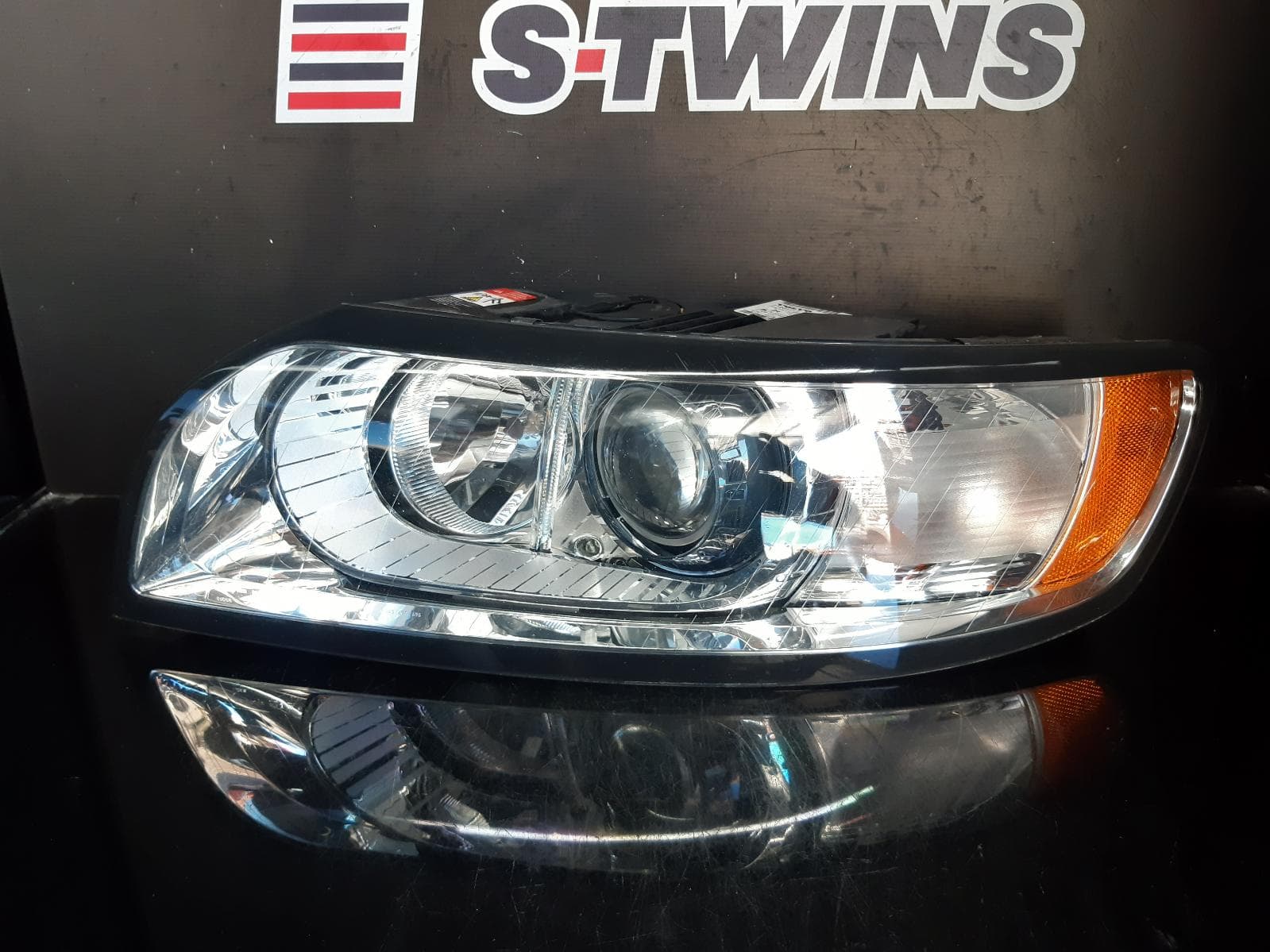 Used auto part listing image: 2011 VOLVO V50 LEFT HEADLAMP XENON TYPE, 10/07-08/12 0000124738