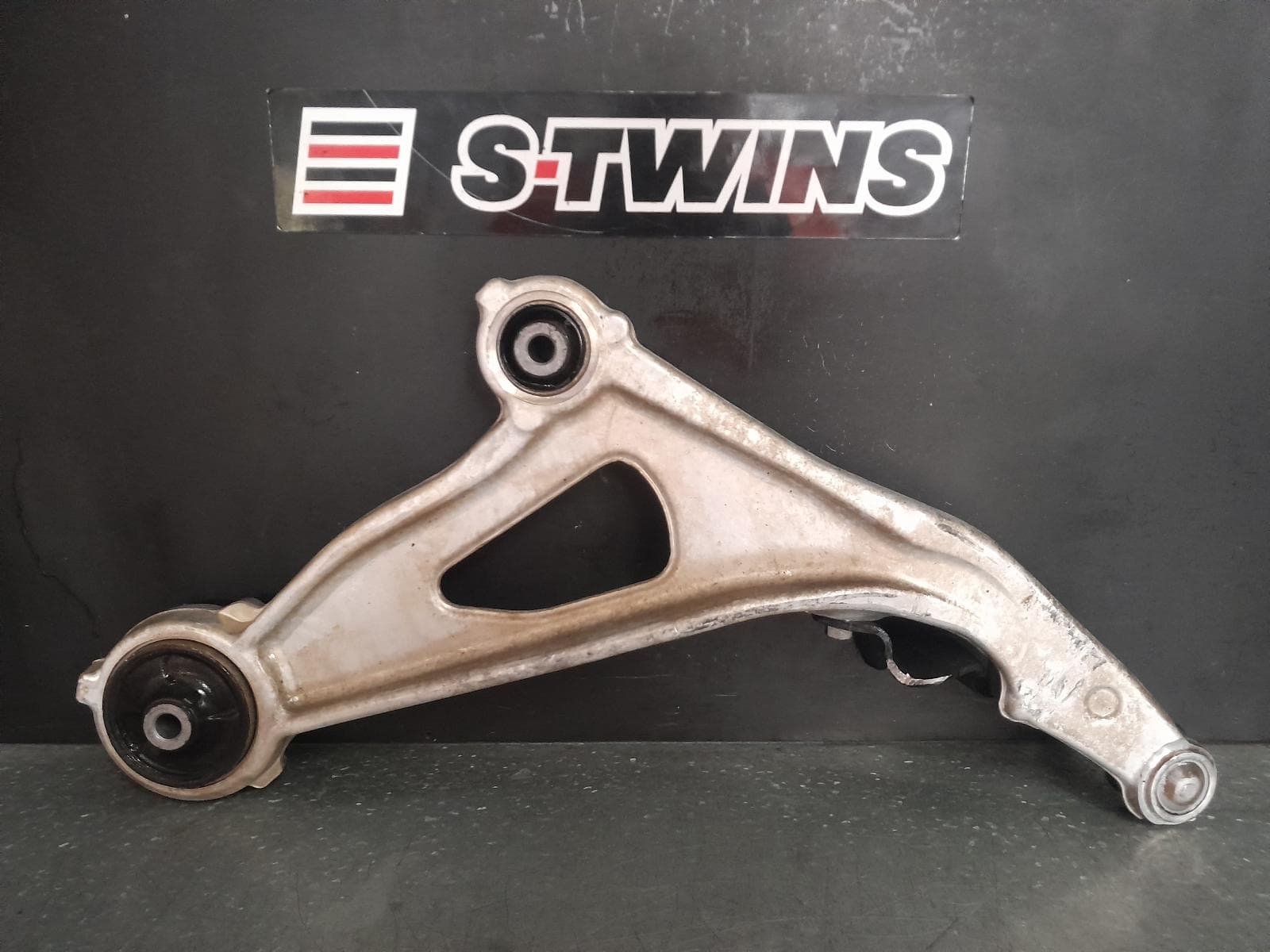 Used auto part listing image: 2017 NISSAN PATHFINDER LEFT FRONT LOWER CONTROL ARM R52, 12/16-04/21 0000359417