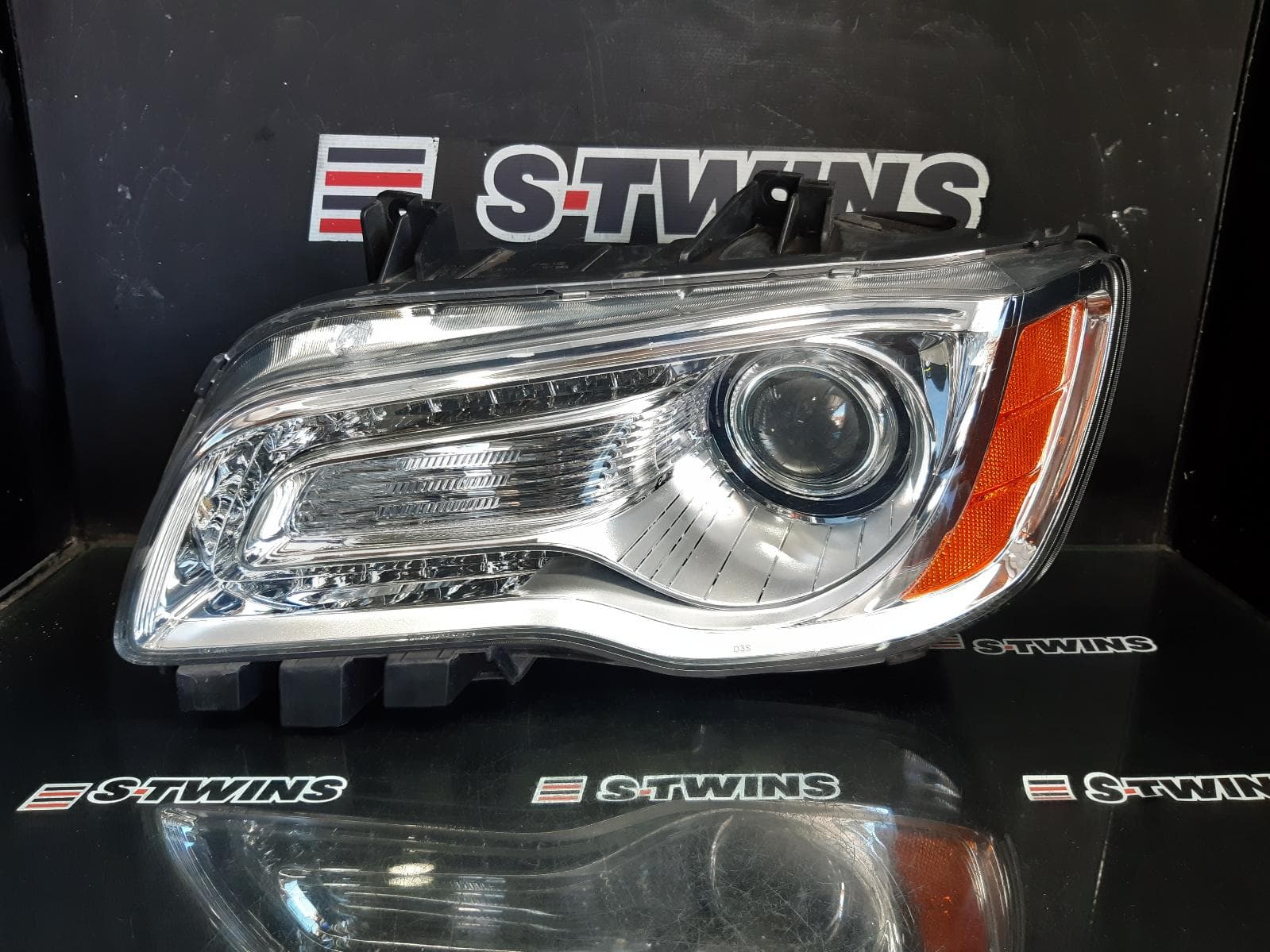 Used auto part listing image: 2013 CHRYSLER 300C LEFT HEADLAMP LX2, XENON, W/ CHROME BEZEL TYPE, 12/11-12/14 0000359223