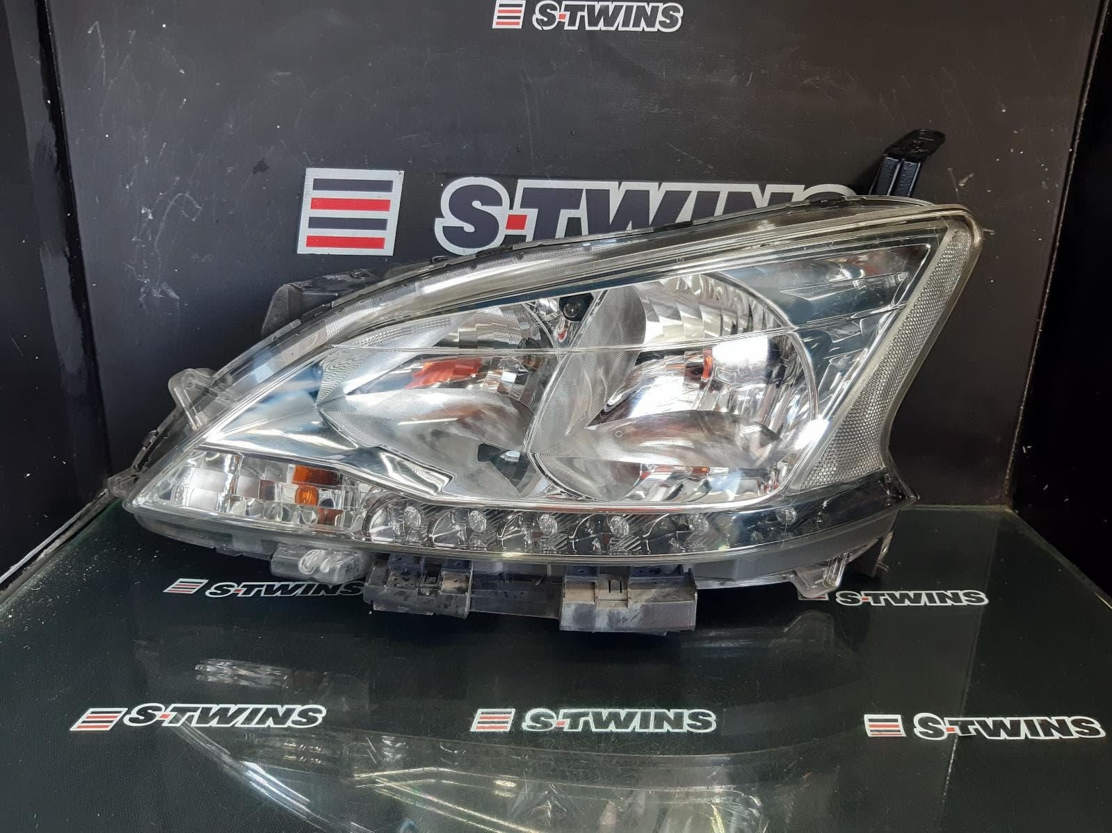 Used auto part listing image: 2013 NISSAN PULSAR LEFT HEADLAMP B17, SEDAN, ST, HALOGEN TYPE, 12/12-12/17 0000357530
