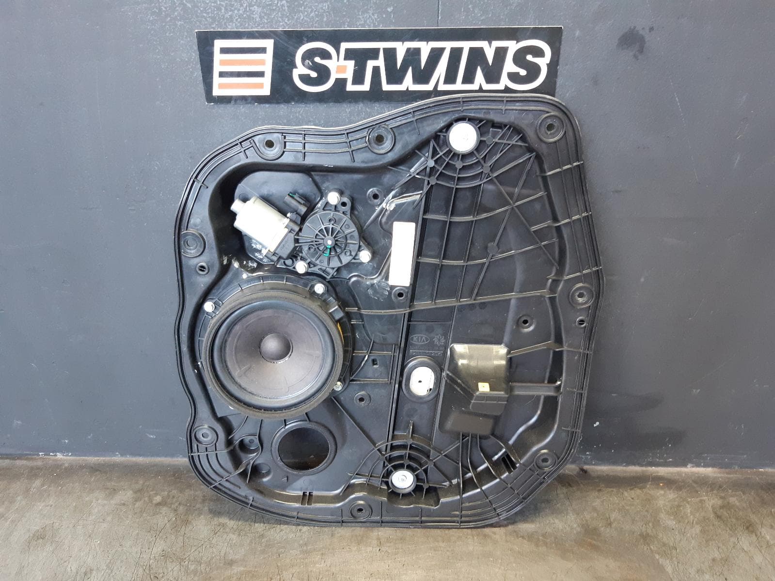 Used auto part listing image: 2016 KIA CERATO RIGHT REAR WND REG MOTOR YD, DOOR REG ASSY (REG AND MOTOR), SEDAN/HATCH, 04/13-05/18 0000360366