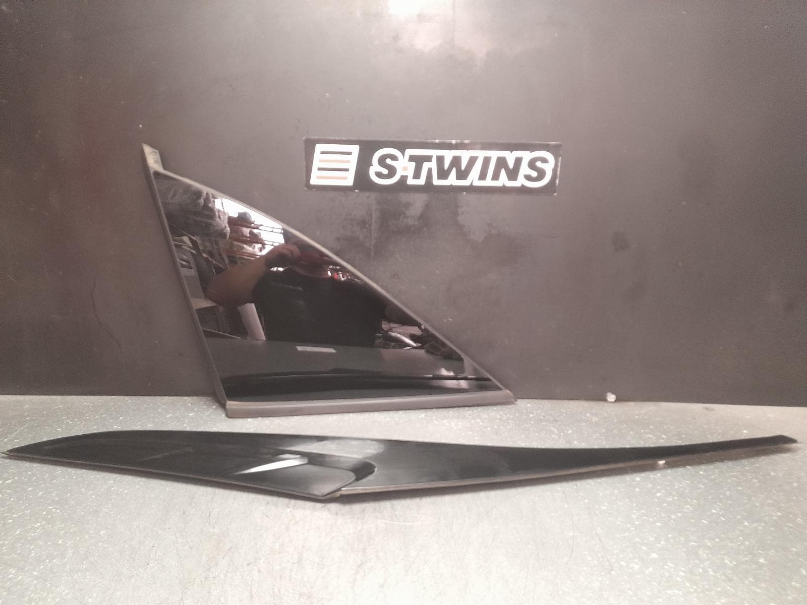 Used auto part listing image: 2023 HYUNDAI TUCSON LEFT REAR 1Q DOOR GLASS NX4, 02/21- 0000359694