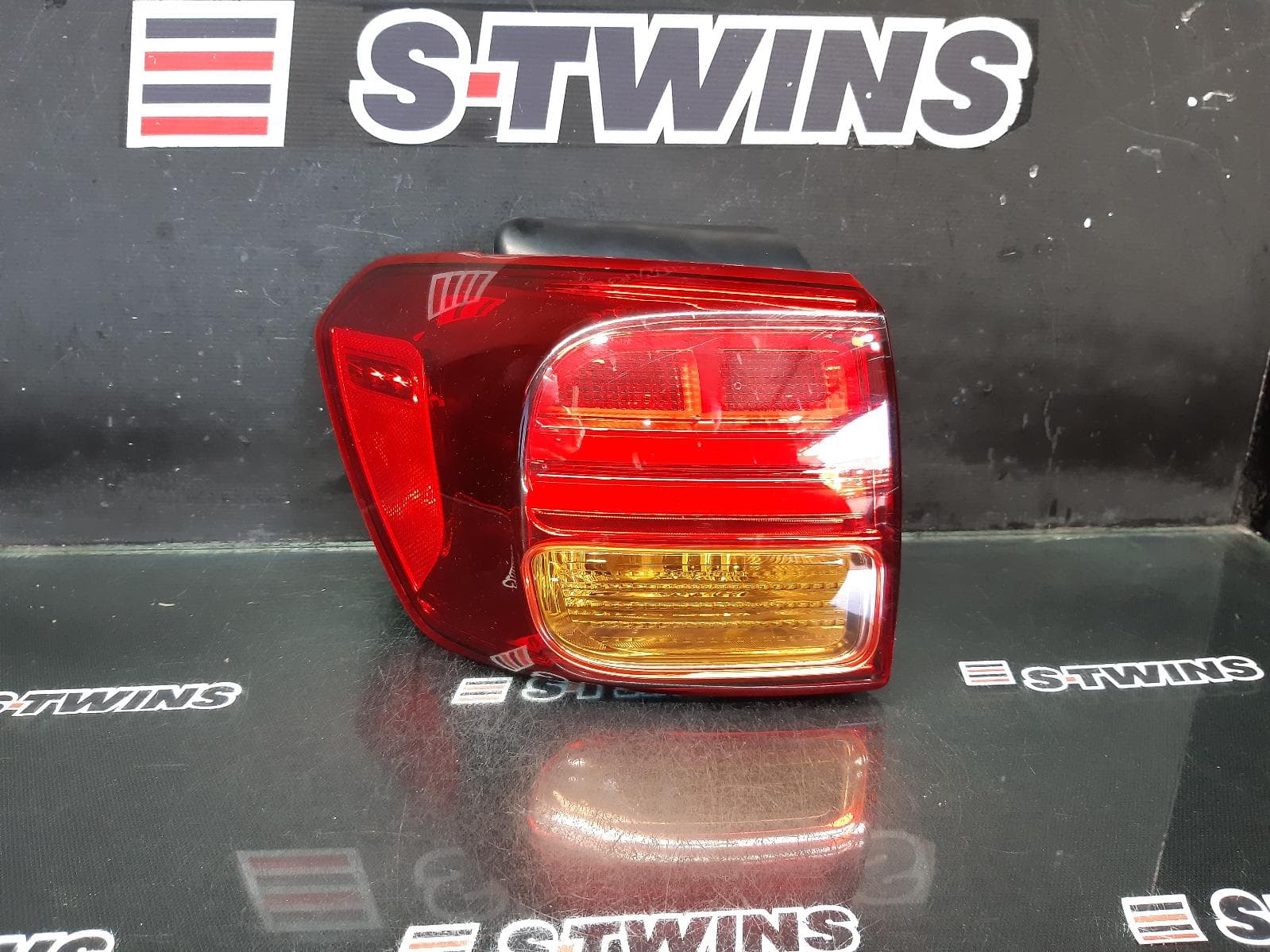 Used auto part listing image: 2015 KIA CARNIVAL/GRAND CARNIVAL LEFT TAILLIGHT YP, LED TYPE, 01/15-04/18 0000351564
