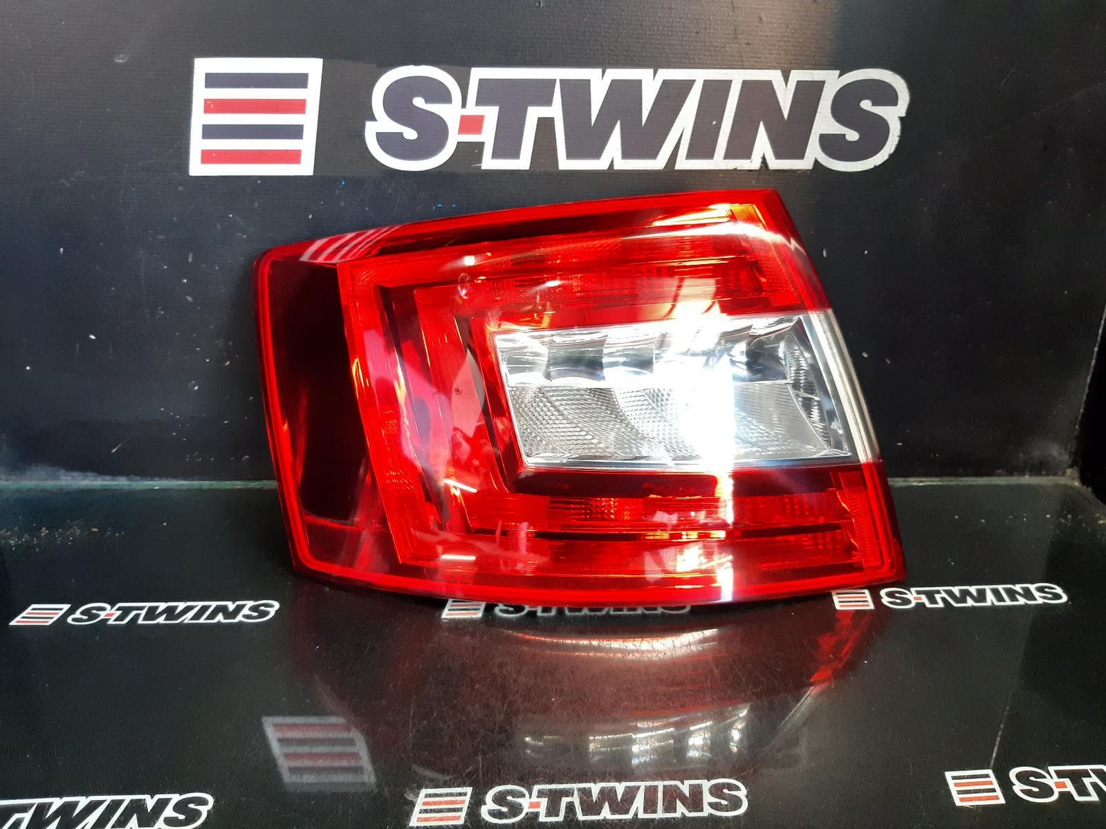 Used auto part listing image: 2015 SKODA OCTAVIA LEFT TAILLIGHT NE, LIFTBACK SEDAN, NON LED TYPE, 09/13-09/20 0000311470