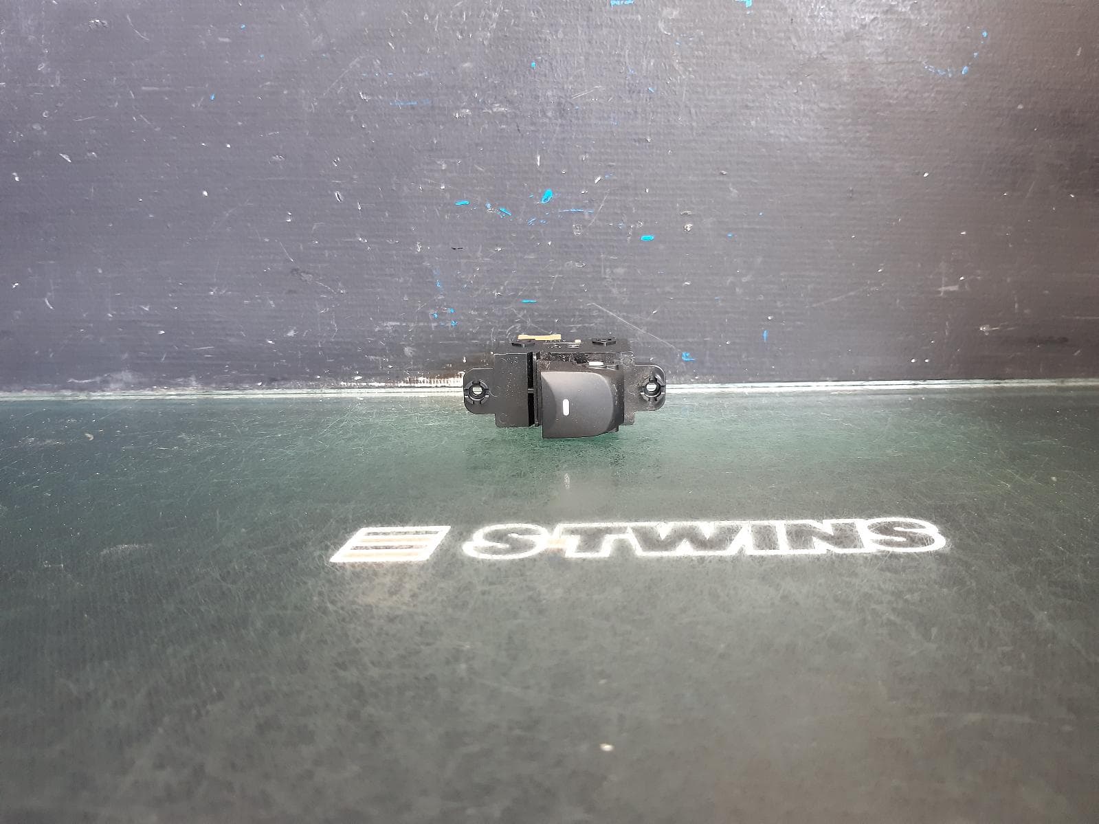Used auto part listing image: 2013 HYUNDAI I30 PWR DR WIND SWITCH LH FRONT, NON AUTO UP/DOWN TYPE, GD, 03/12-02/17 0000360898