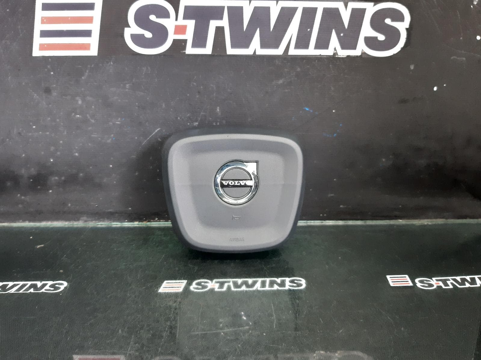 Used auto part listing image: 2020 VOLVO XC40 RIGHT AIRBAG STEERING WHEEL, 02/18- 0000353214