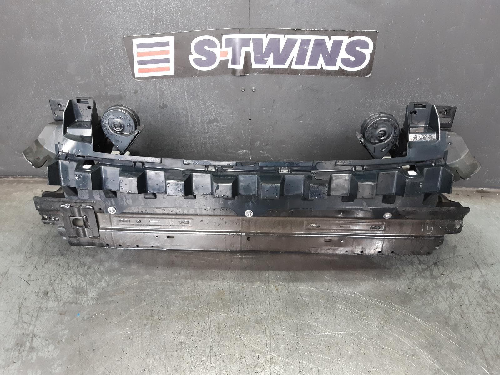 Used auto part listing image: 2017 LAND ROVER RANGEROVER VELAR F BAR REINFORC BRACK L560, 05/17- 0000292704