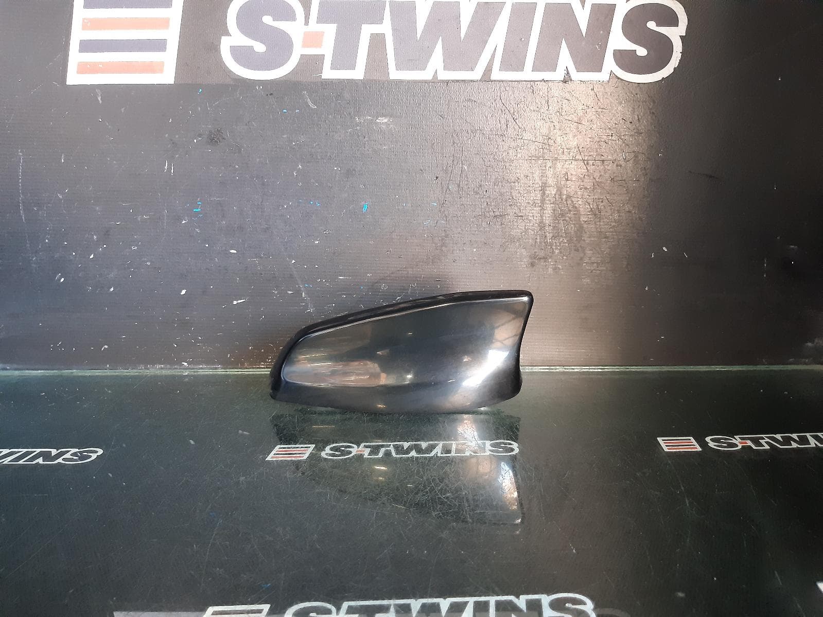 Used auto part listing image: 2017 LAND ROVER RANGEROVER VELAR ANTENNA L560, 05/17- 0000299364