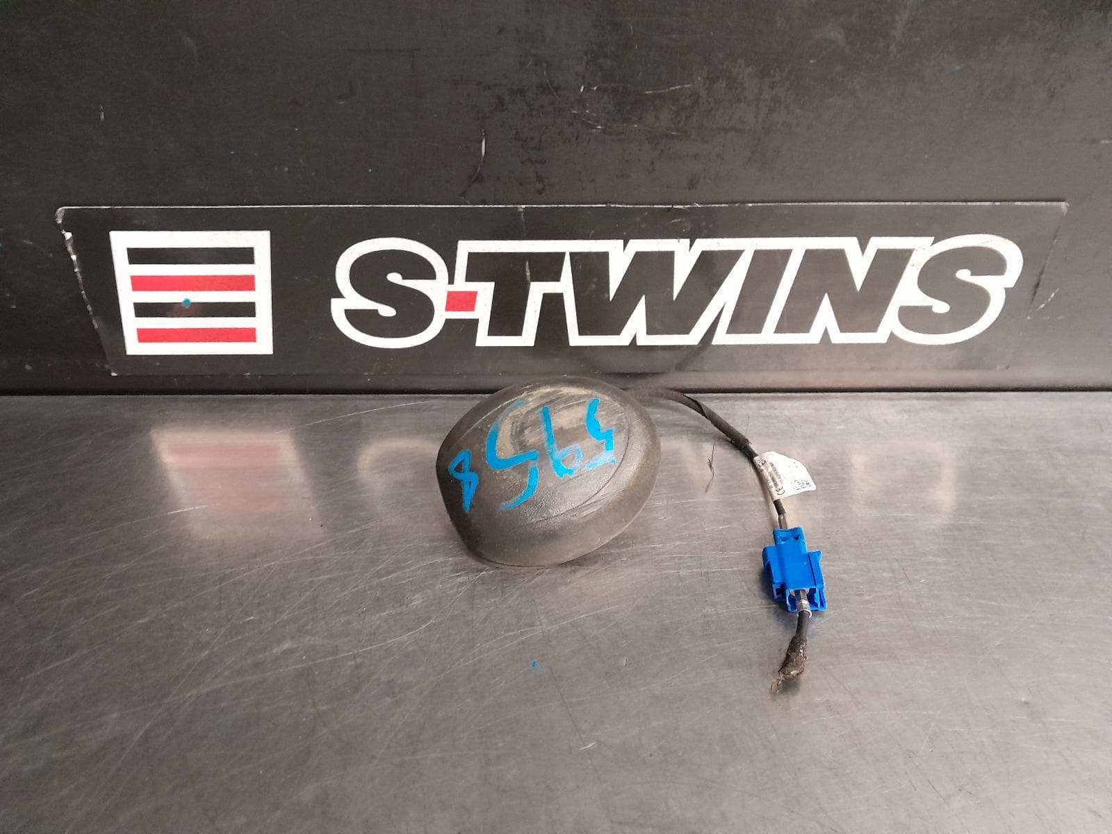 Used auto part listing image: 2019 FORD TRANSIT CUSTOM ANTENNA VN, AERIAL, LH FRONT, 09/13-08/23 0000291799