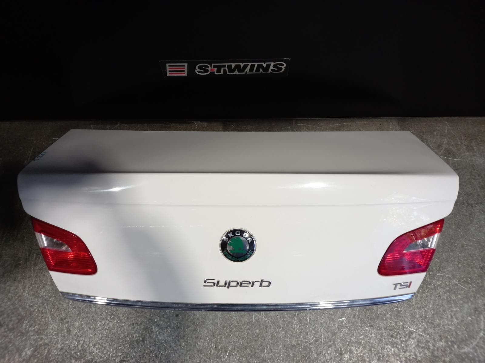 Used auto part listing image: 2014 SKODA SUPERB BOOTLID TAILGATE UPPER BOOTLID, 3T, SEDAN, 03/09-12/15 0000213428