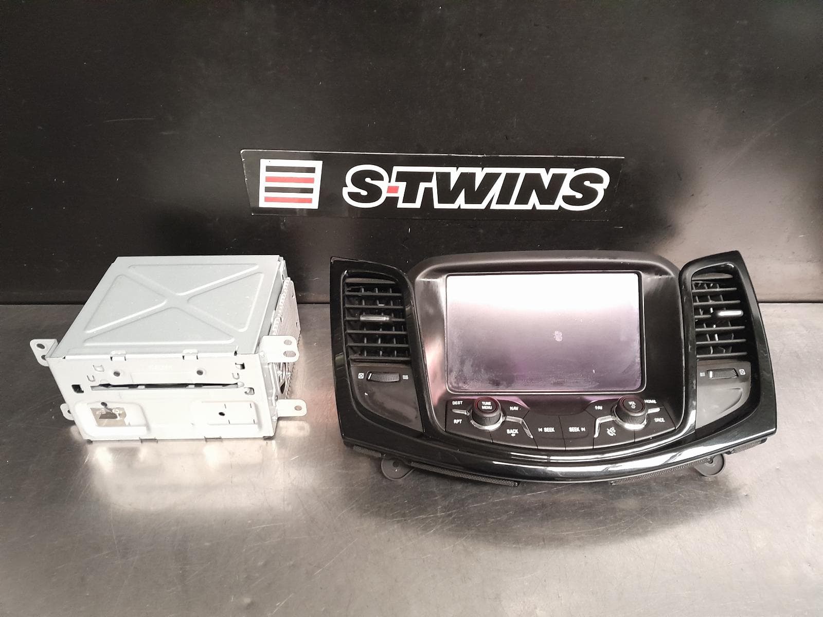 Used auto part listing image: 2015 HOLDEN COMMODORE DISPLAY SCREEN, 8IN SAT NAV TYPE, VF, 05/13-12/17 0000285706