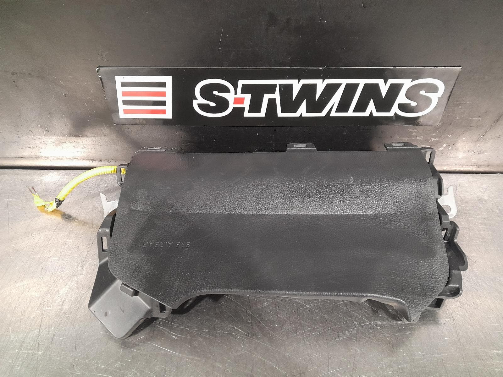 Used auto part listing image: 2021 TOYOTA RAV4 RIGHT AIRBAG KNEE, XA50, 11/18- 0000286260