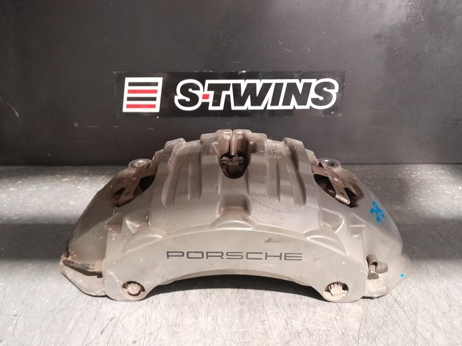 Used auto part listing image: 2019 PORSCHE MACAN CALIPER 95B, RH FRONT, SILVER TYPE, 6 PISTON, 06/14- 0000343887