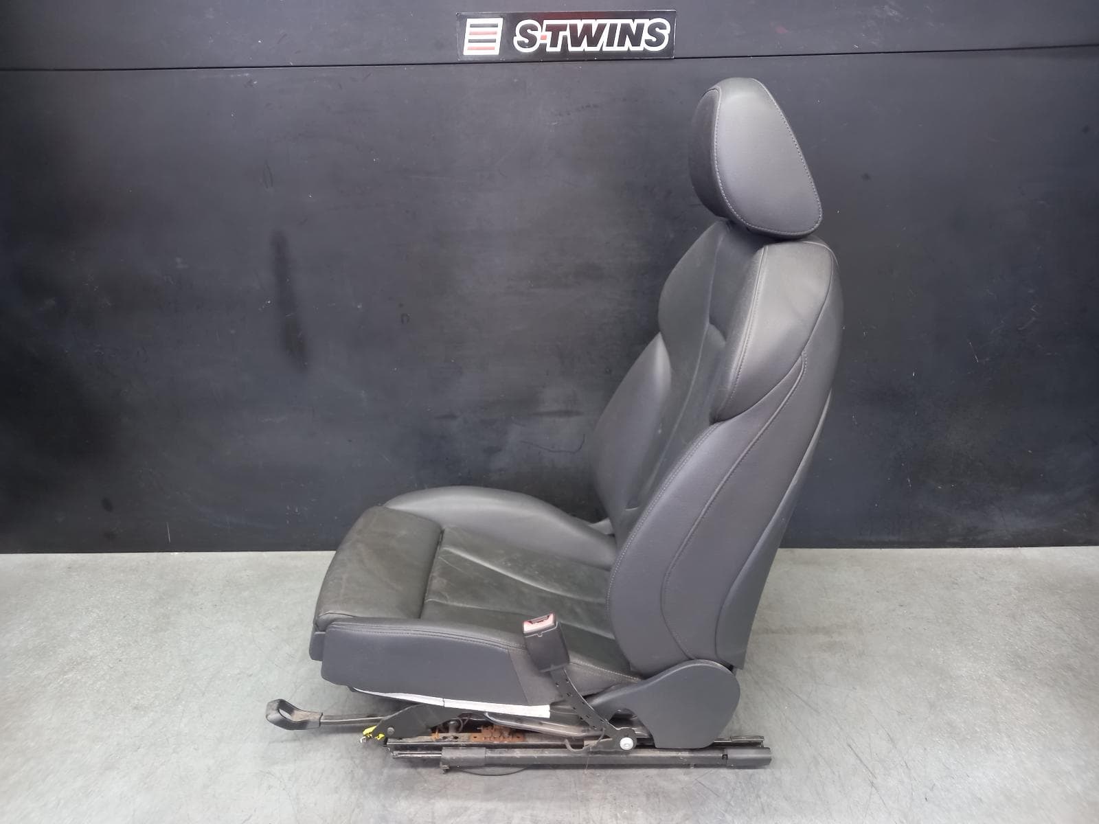 Used auto part listing image: 2014 AUDI A3 FRONT SEAT RH FRONT, 8V (A3), LEATHER, ATTRACTION, 03/13-10/20 0000354837