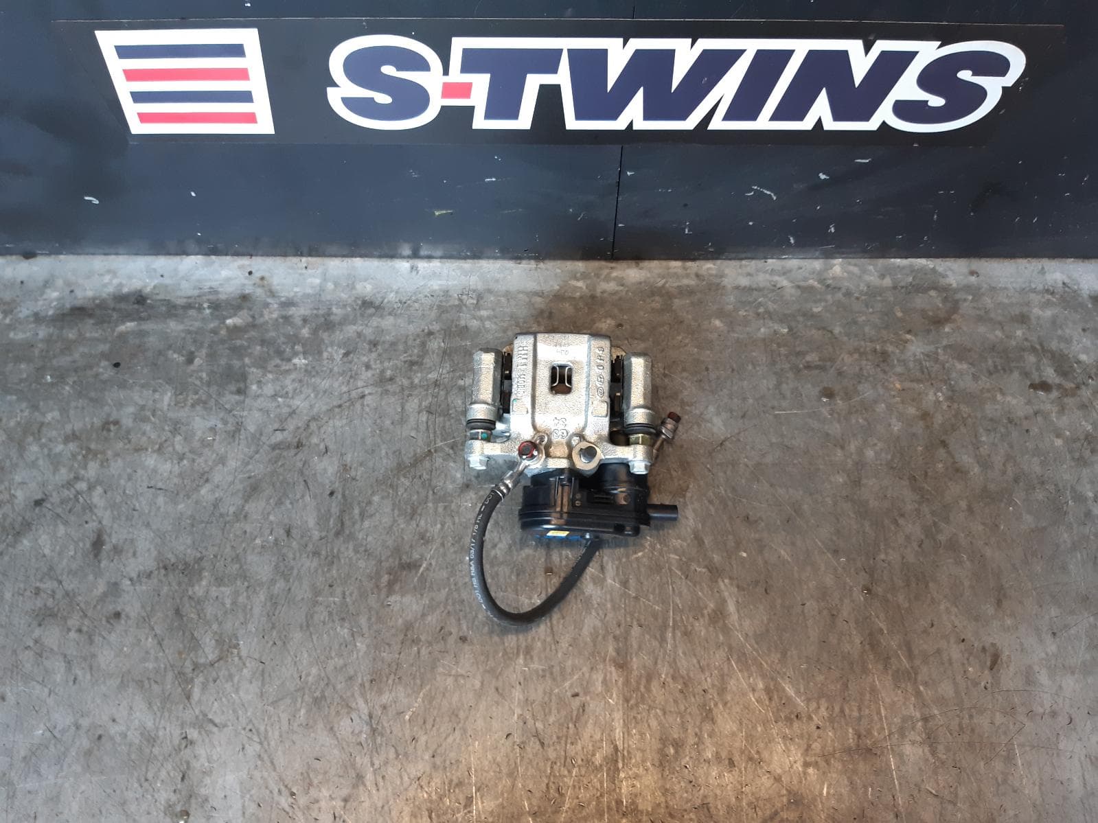 Used auto part listing image: 2017 HYUNDAI I30 CALIPER LH REAR, PD, HATCH (S. KOREA VIN KMHH), W/ ELECTRIC BRAKE TYPE, GREY, GO/ACTIVE/ELITE/SR, 03/17-10/23 0000106976