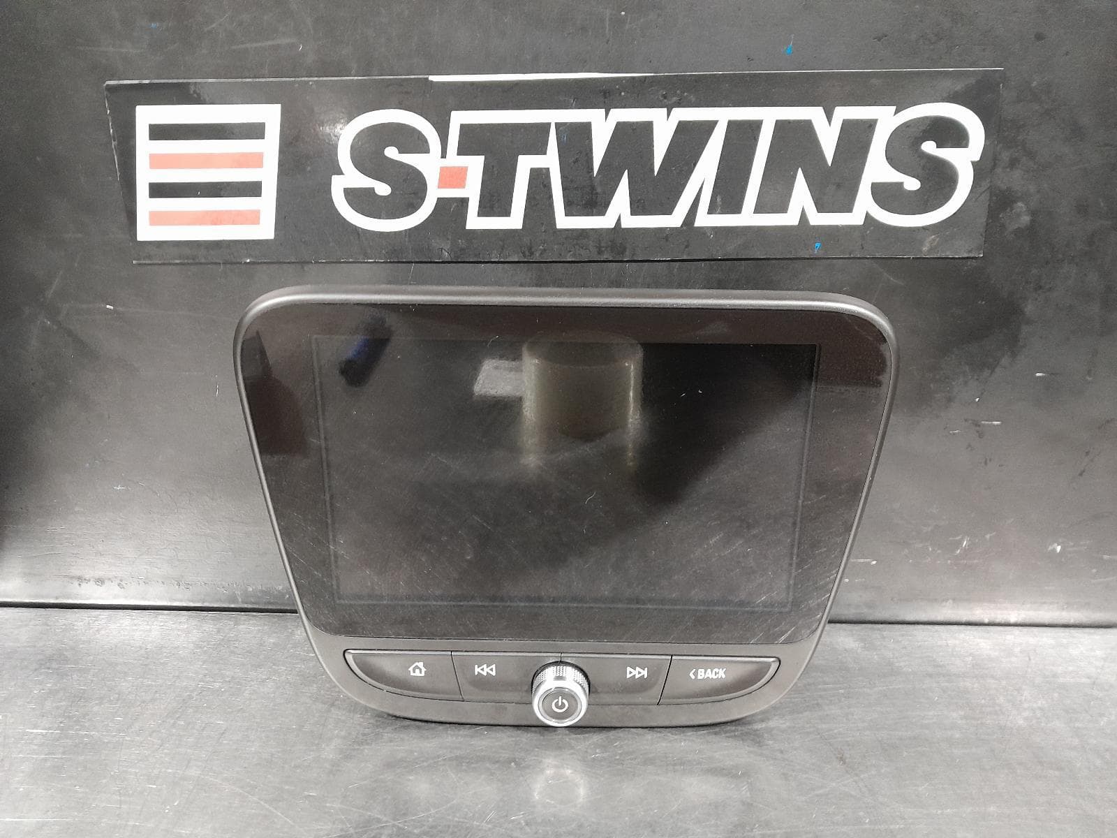Used auto part listing image: 2018 HOLDEN EQUINOX 8IN TOUCHSCREEN/SAT NAV, EQ, 09/17-12/20 0000306655