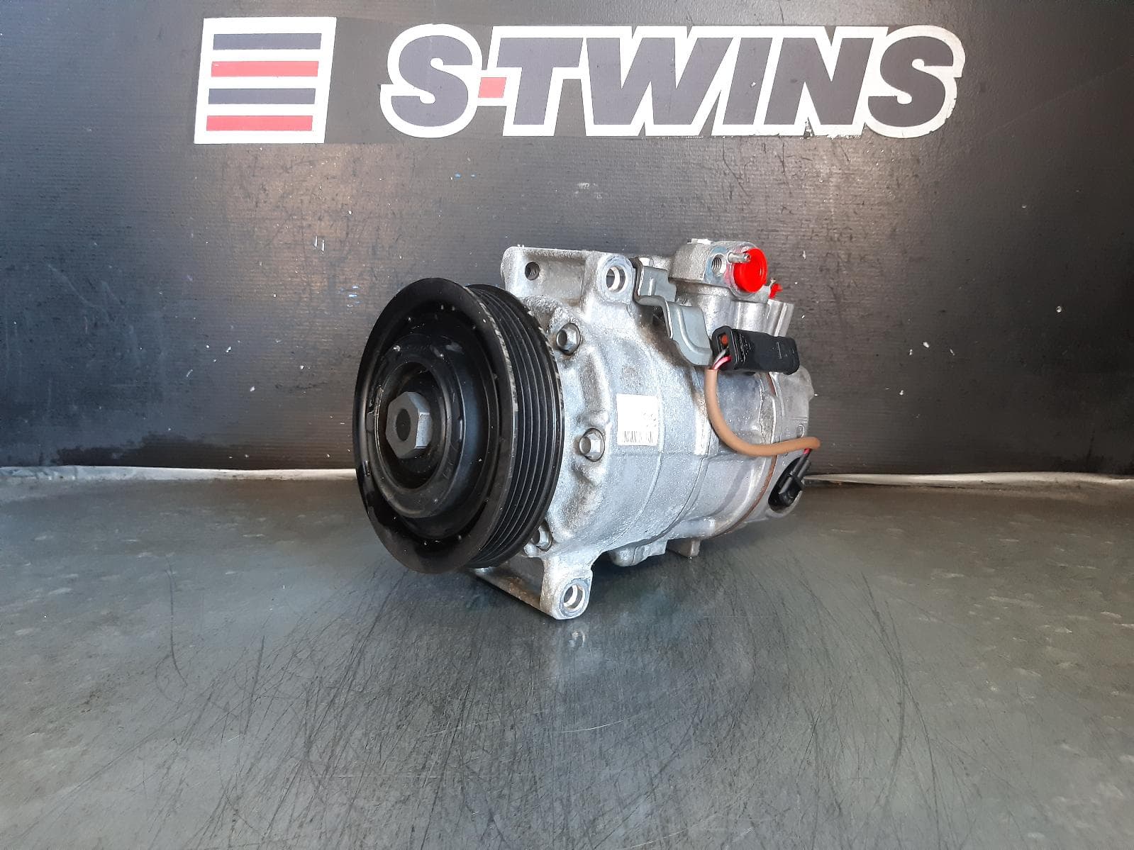 Used auto part listing image: 2013 MERCEDES A CLASS A C COMPRESSOR W176, 2.0, PETROL, NON AMG TYPE, P/N A0042300311, 09/12-03/18 0000277802