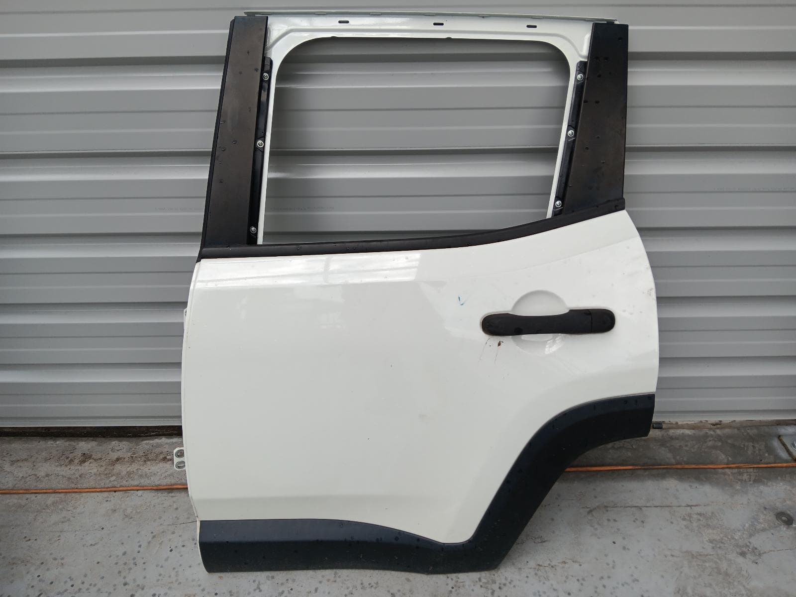 Used auto part listing image: 2016 JEEP RENEGADE LEFT REAR DOOR SLIDING BU, 09/15- 0000317165